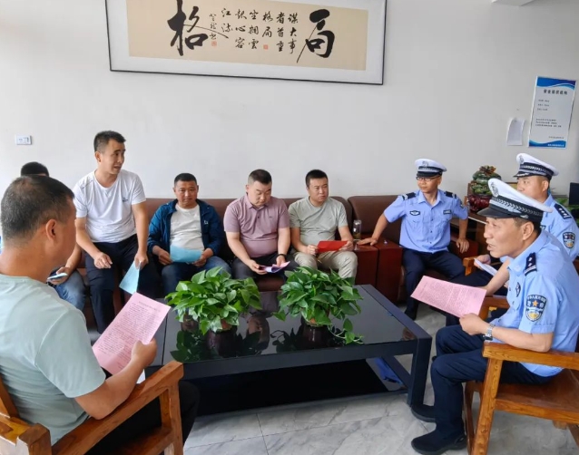 吕梁岚县交警深入货运企业开展夏季交通安全宣传