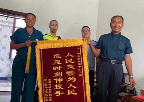 吕梁兴县交警守护生命与时间赛跑，护送突发病人紧急就医