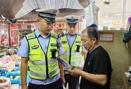 吕梁： 交警走进农贸市场，“扎摊”宣传话安全