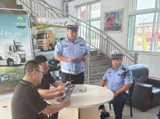 临汾公安交警走进辖区运输企业开展夏季交通安全警示教育活动