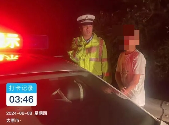 山西高速交警喊醒“梦中人” 民警：罚睡一小时！