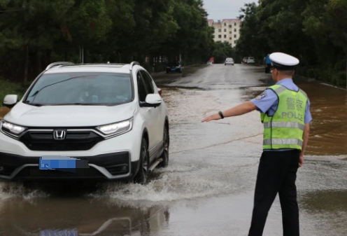 吕梁交口交警：雨中执勤保路畅 守护群众平安行