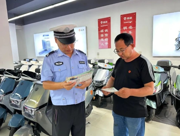 吕梁兴县公安交警联合交通运管部门开展电动自行车销售企业安全隐患整治检查及宣传活动