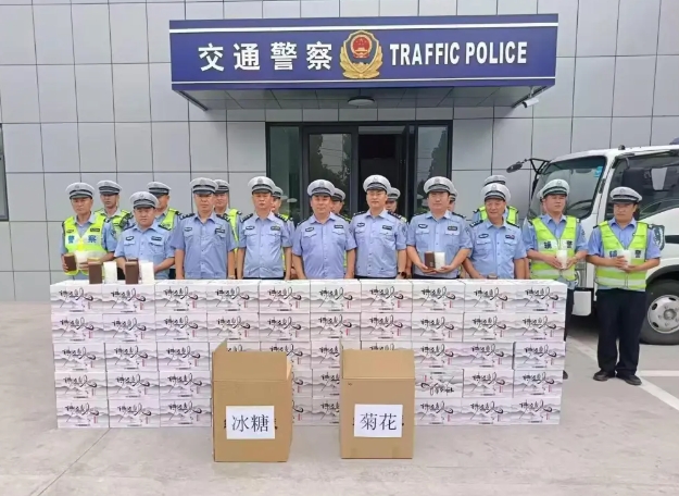 临汾市公安局交警支队党委班子慰问一线执勤民辅警