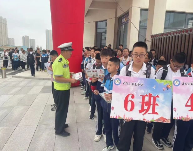 晋中灵石县公安：站好护学岗  护航平安路