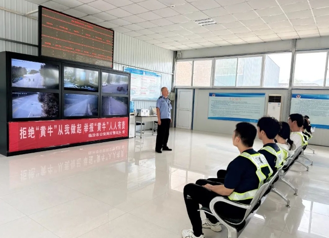 临汾公安交警走进辖区驾校针对新驾驶人开展交通安全宣传教育活动