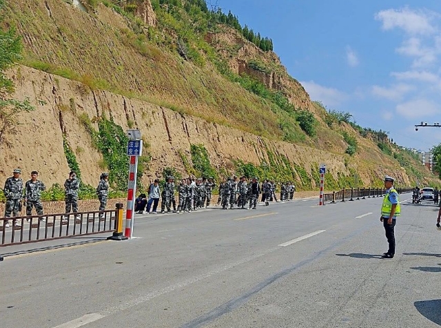 吕梁石楼交警开展学生违规驾乘燃油摩托车整治行动