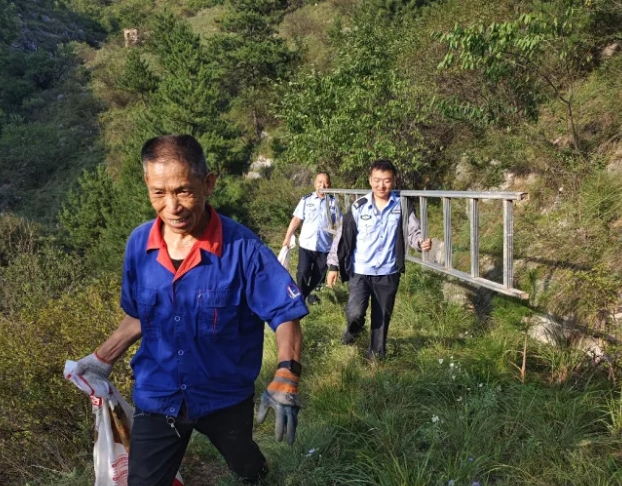 长治平顺县公安局西沟派出所组织助农劳作，共绘警民和谐画卷