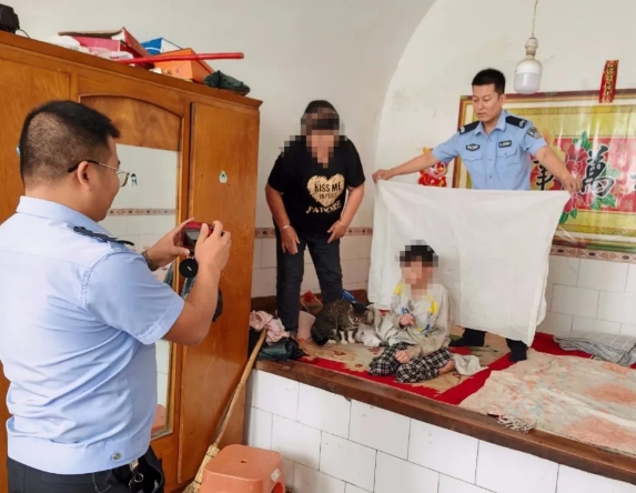 吕梁临县公安局八堡派出所服务“零距离”上门办证暖人心