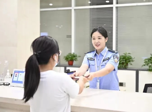 吕梁离石公安：“一窗通办”小窗口 群众直呼“真方便”