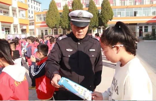 交通安全进校园——临汾公安交警走进辖区学校开展秋季交通安全宣传活动