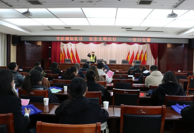 吕梁交口交警大队携手县委组织部向公职人员宣“交安”