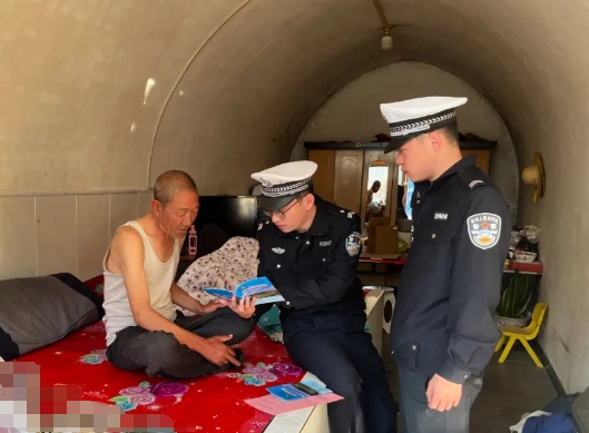 “唠家常”“说安全”！吕梁石楼交警开展交安宣传进家庭活动