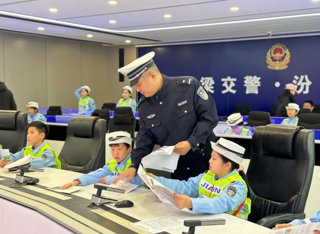 吕梁汾阳：萌娃进警营 “零距离”体验交通安全