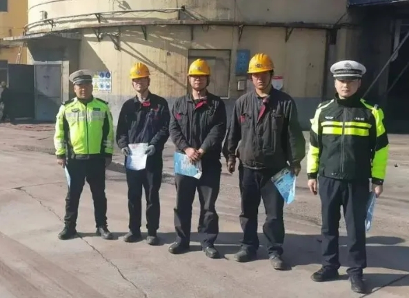 警企共筑平安路 ——临汾公安交警走进辖区企业开展交通安全警示教育活动