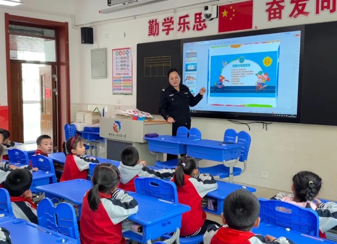 吕梁柳林：“警花”进校园  宣讲交规趣味多