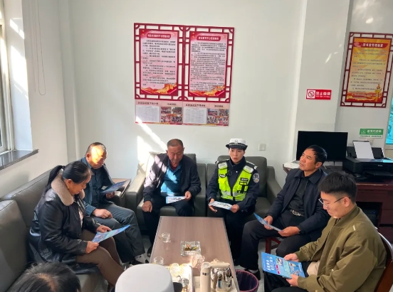 临汾洪洞公安交警走进辖区社区开展交安宣传，让文明出行入人心