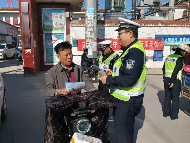 临汾公安交警支队直属五大队走进辖区农村开展秋季交通安全巡回宣讲活动