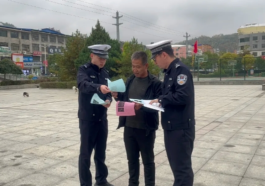 吕梁石楼交警走进广场开展“一老一小”交通安全宣传活动