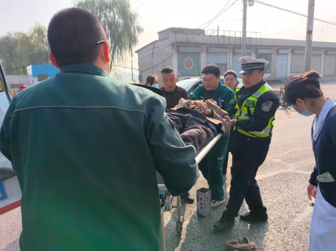 临汾洪洞公安：巡逻途中遇事故   及时救助暖民心