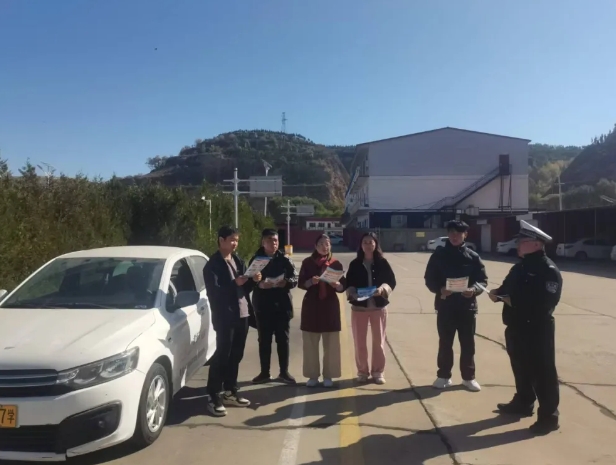 吕梁临县交警走进驾校开展交通安全宣传