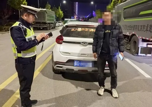无证驾驶？一男子被交警逮了个正着...