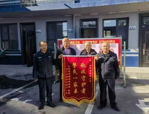 吕梁孝义公安 ：护航秋收警色浓  群众致谢送锦旗