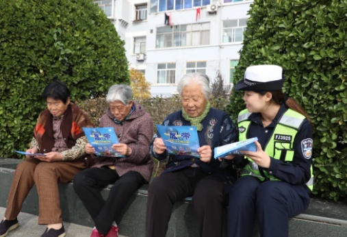 临汾洪洞交警进社区广场  交通安全宣传零距离