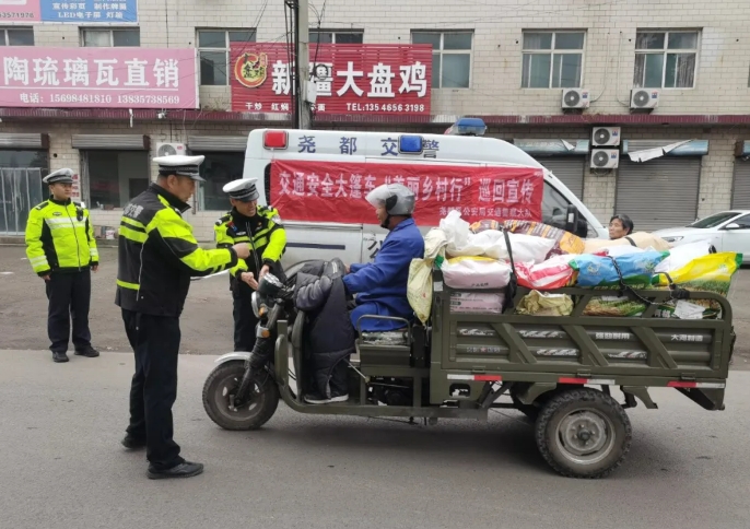 临汾尧都区公安：“一老一小”挂心间  交通安全同守护！