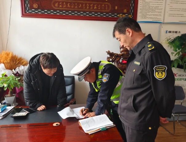 临汾安泽县公安局交警大队联合县交通运输部门深入货运企业督导检查