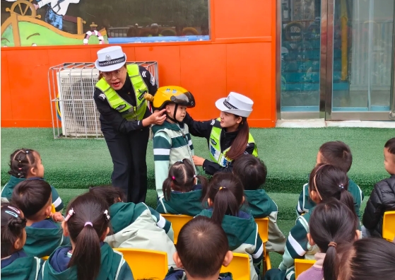 临汾公安交警走进幼儿园带着“萌娃”学交通 持续开展交通安全宣传教育活动