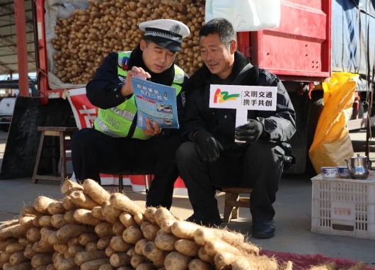 临汾洪洞县公安：文明交通进集市，共享平安烟火气