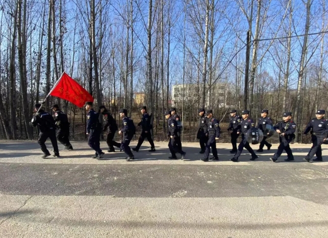 吕梁兴县公安局巡特警大队开展冬季日常大练兵体能训练