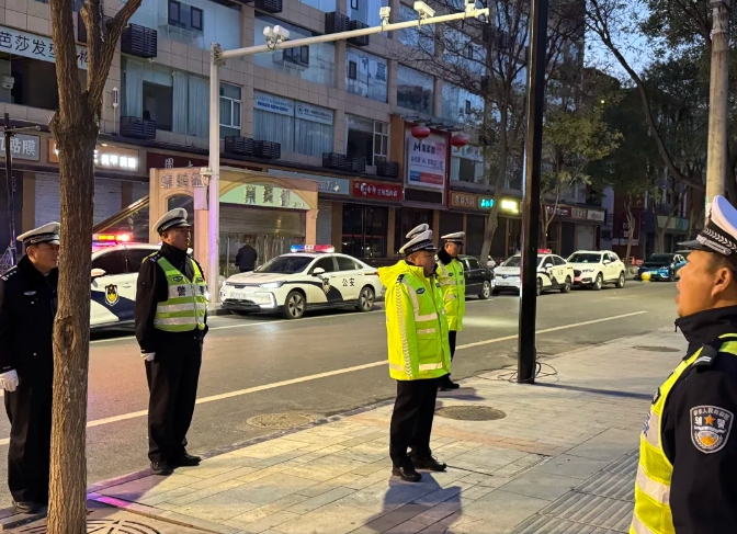 “五街六巷”交通秩序整治  临汾公安交警再发力