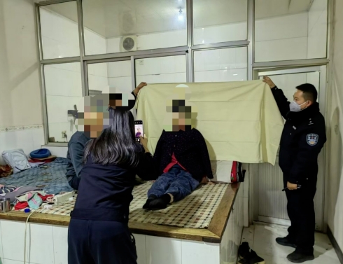 民警上门办证解民忧