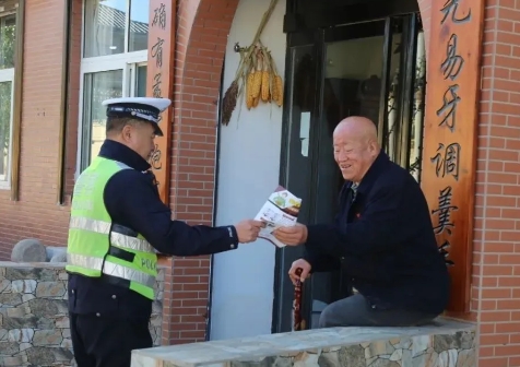 走村入户“唠”安全 ——临汾公安交警走进辖区农村开展冬季交通安全宣传活动