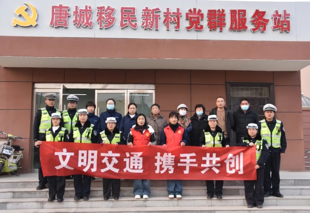 临汾安泽公安交警联合城墙岭社区开展“文明交通  携手共创”交通安全宣传活动
