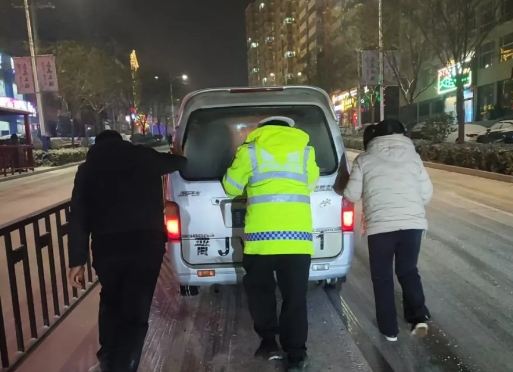 吕梁石楼：交警雪中救助受困车辆，温情守护道路安全