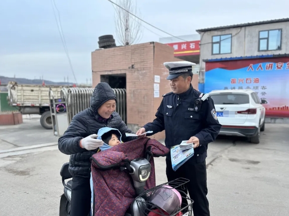 吕梁市公安局交警支队直属四大队交警走进社区话安全 预热“122”交通安全宣传日