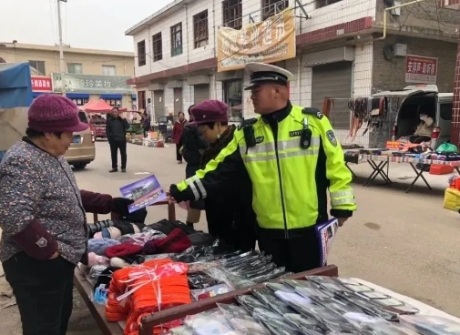 临汾公安交警走进农村开展冬季交通安全宣传活动