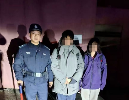 太原尖草坪公安分局柴村派出所及时救助两名被困登山游客