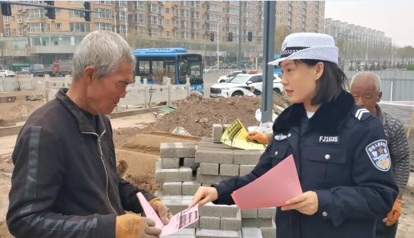 吕梁交城交警走进辖区涉路施工作业路段开展道路交通安全宣传活动