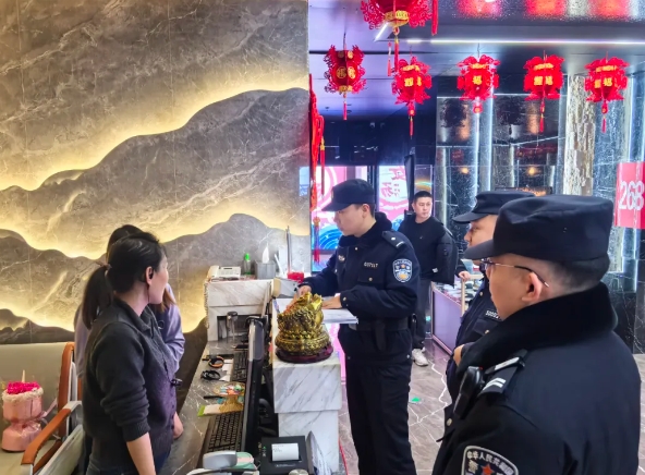 点亮平安夜色 ——晋中灵石县翠峰派出所开展治安清查行动
