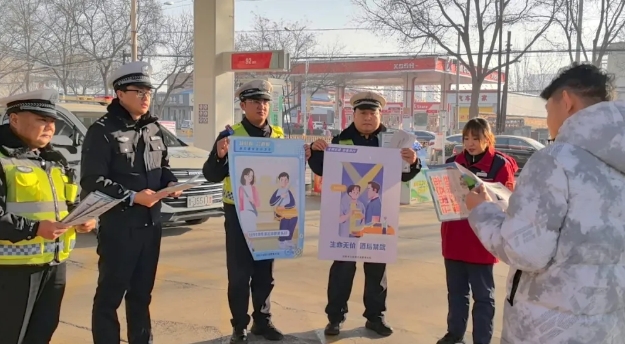 吕梁汾阳交警走进加油站  加满交通安全“油”