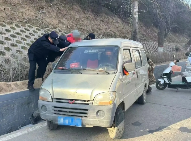 太原娄烦：有“警”无险！车辆掉入水沟，警民合力助脱困