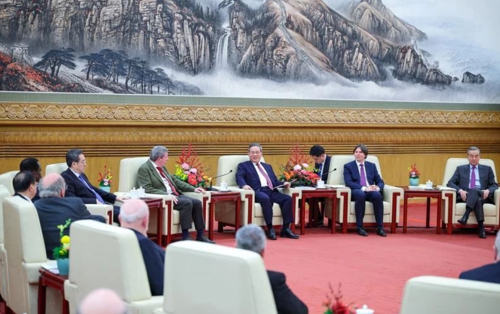 李强同外国专家举行新春座谈会