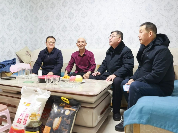 太原娄烦县人民检察院春节前夕慰问退休老干部   