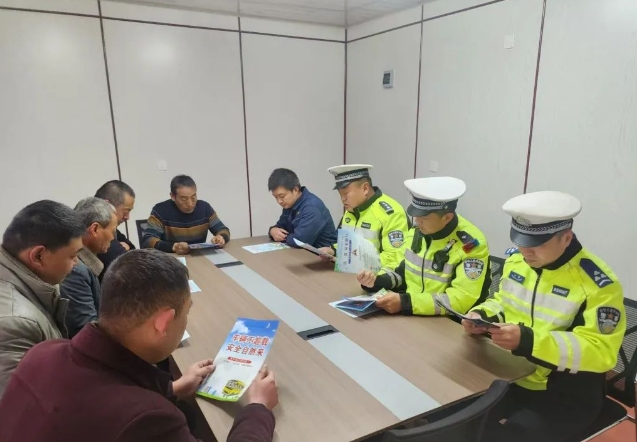 临汾蒲县公安交警走进辖区企业开展交通安全大检查、大宣传工作