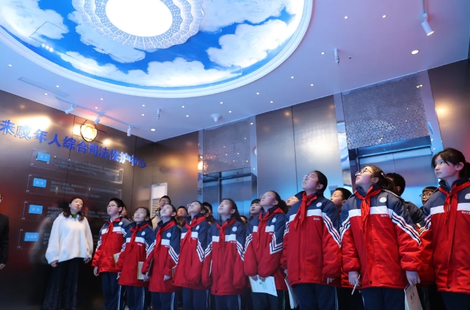 法治阳光照校园，未检护航助成长——吕梁孝义市崇文街小学学生参观未成年人综合司法保