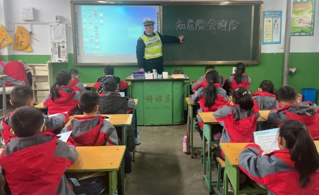 临汾侯马：交警进校园 交通安全知识开讲